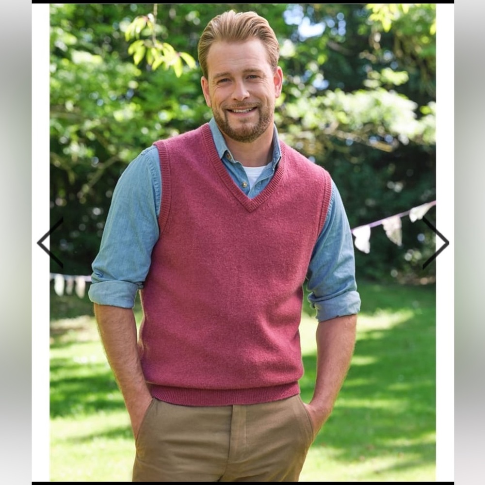 WOOLOVERS Mens Classic Lambswool Vest - Color Plum Jam - Size M